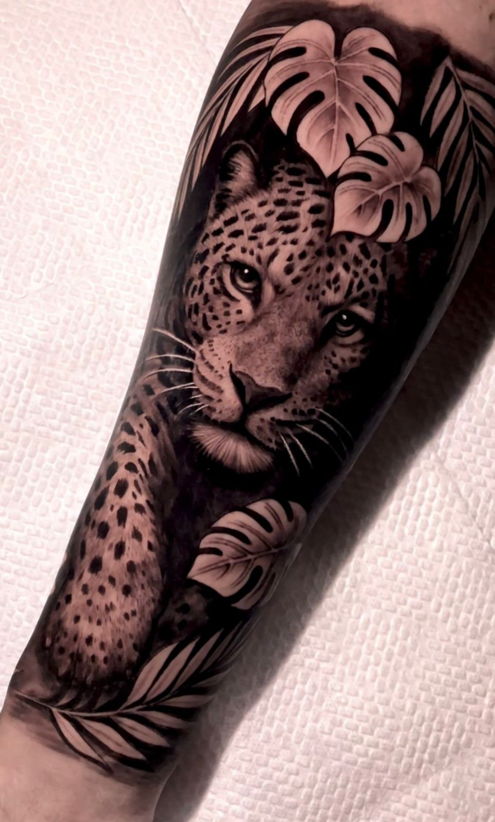 Tatuagem realismo preto e cinza leopardo - Bruno Ferrez Tattoo Campinas