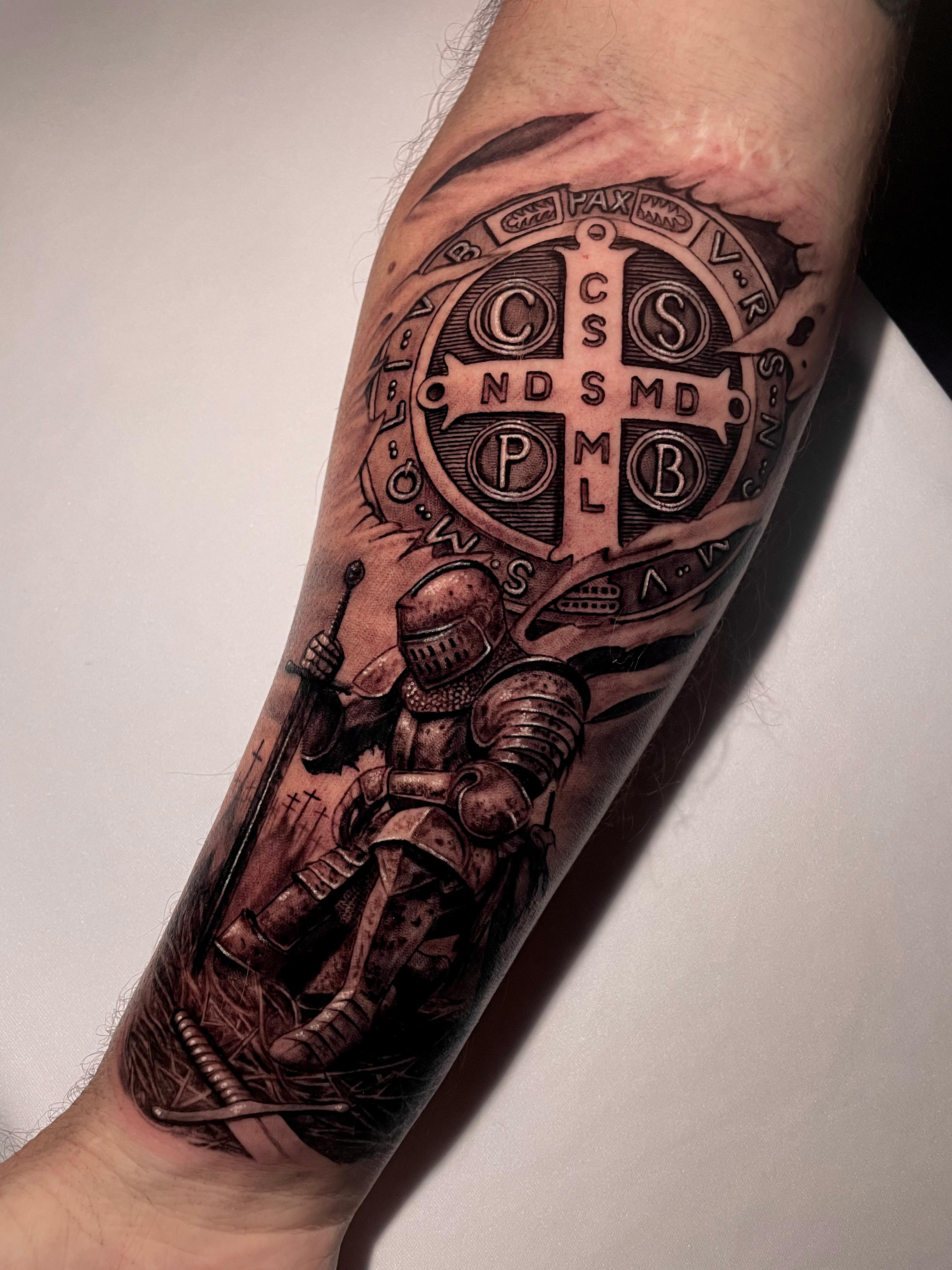 Tatuagem religiosa cavaleiro cruz - Tatuador Bruno Ferrez